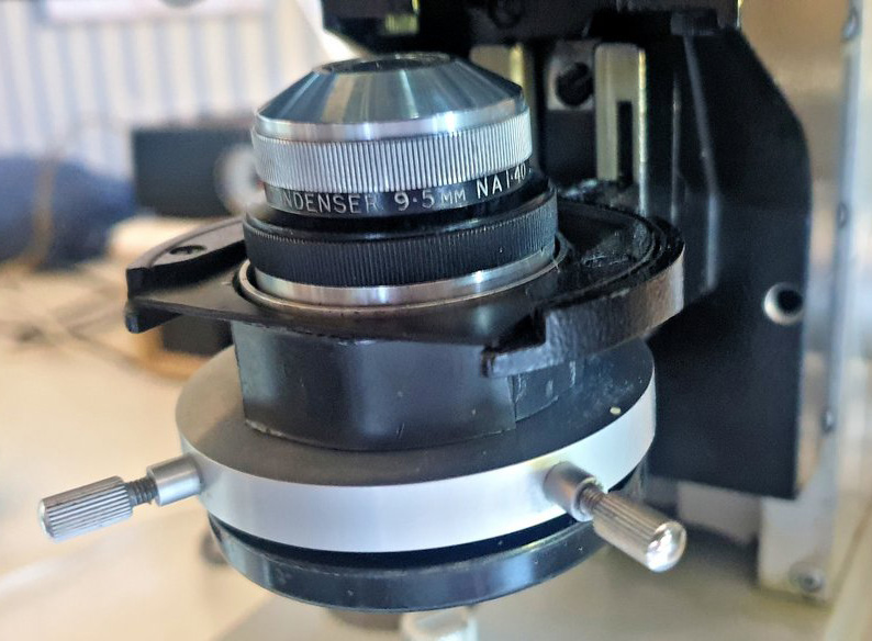 Condenser in situ on Dialux microscope 