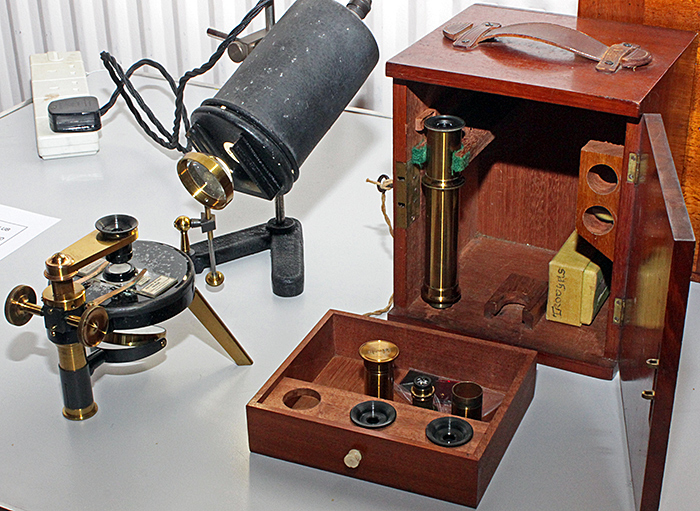 Huxley’s dissecting microscope outfit